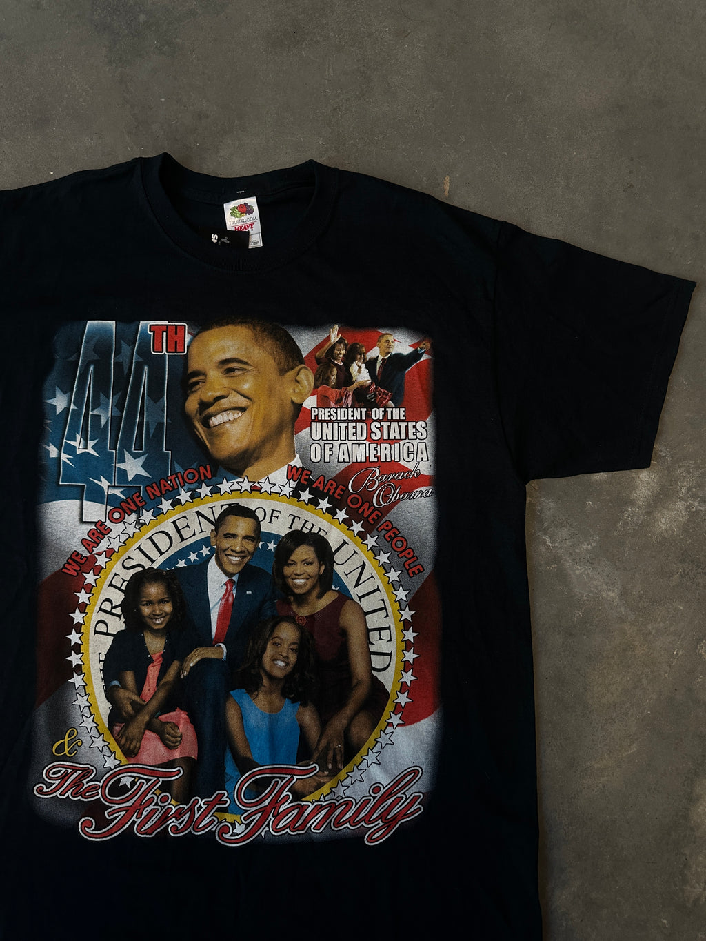 2008 Barack Obama The 44th President of the United States & First Family Vintage Tee (XL)