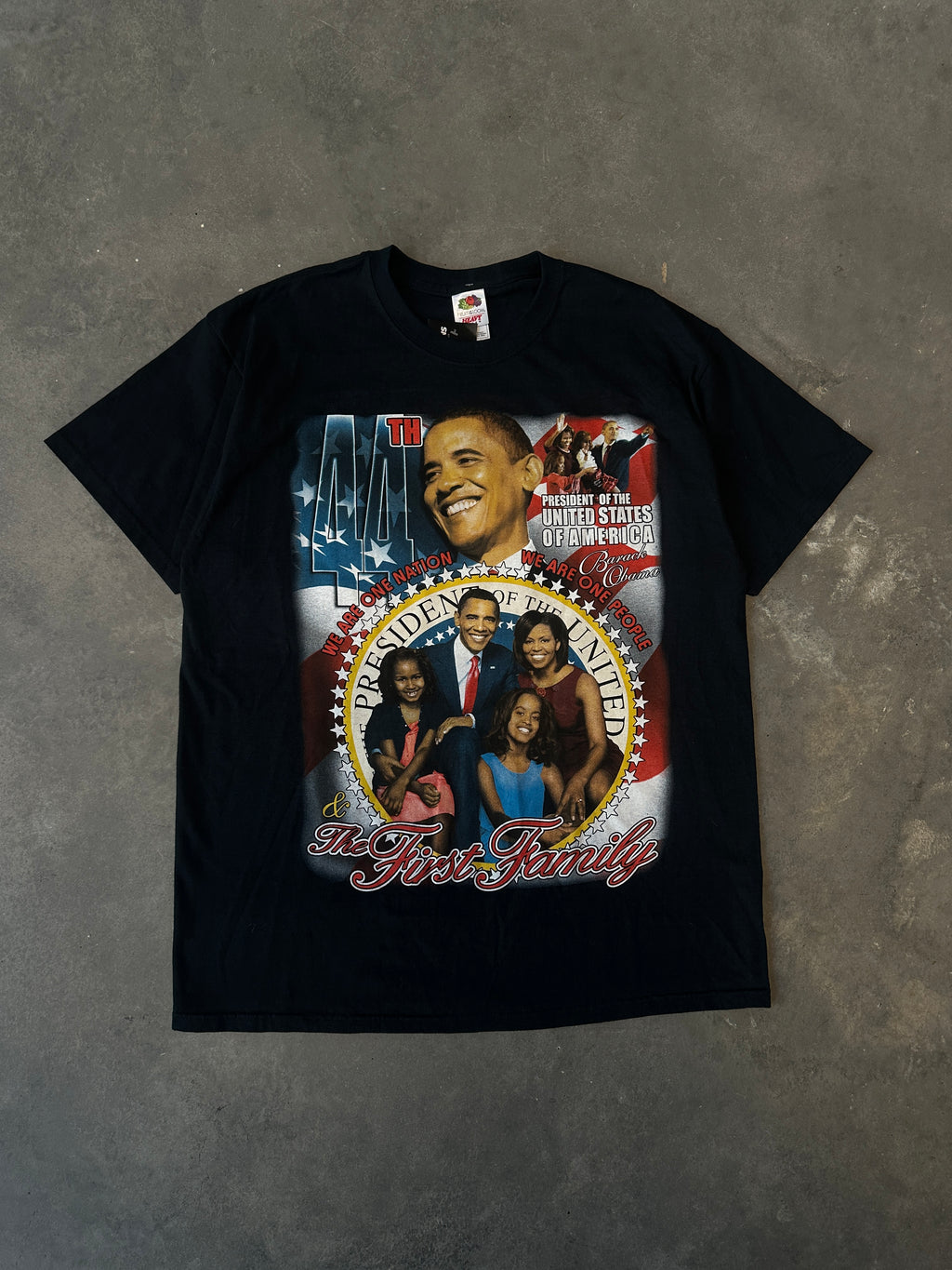2008 Barack Obama The 44th President of the United States & First Family Vintage Tee (XL)