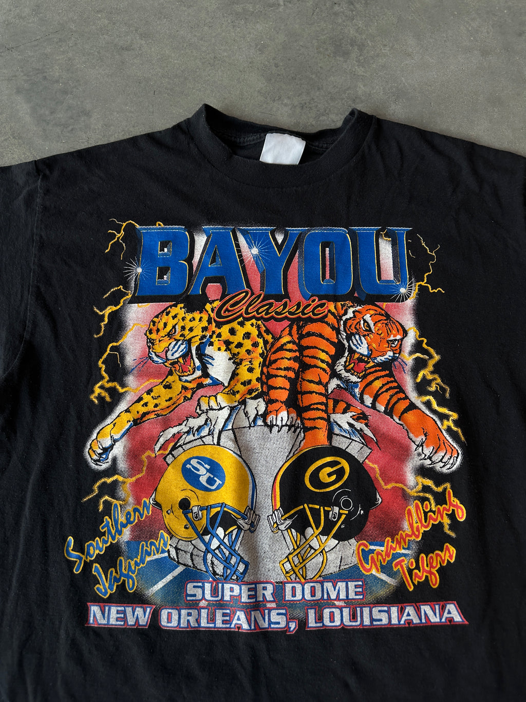 90's Bayou Classic Southern University Jaguars vs. Grambling State University Tigers Realistic Mascot Lightning Print New Orleans "Just Gettin' Ya' Groove On!" RARE Vintage HBCU Football Matchup Tee (XL)